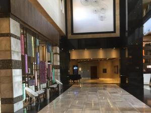 ヨハネスブルグにあるRoyal Majestic Hotelのロビー(椅子、ピアノ付) +17枚の写真