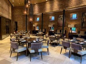 a restaurant with tables and chairs in a room at Royal Majestic Hotel in Johannesburg +30 photos