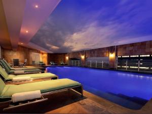 ヨハネスブルグにあるRoyal Majestic Hotelの複数のベッドが備わるスイミングプールを利用できます。