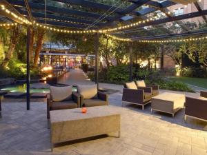 ヨハネスブルグにあるRoyal Majestic Hotelのパティオ(ソファ、椅子、照明付)