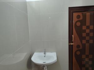 Ένα μπάνιο στο Urban Ladies Hostel at Chinar Park