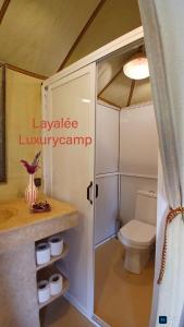 een badkamer met toilet en wastafel bij Layalée Luxurycamp in Merzouga