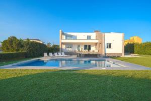 una casa con piscina delante de una casa en Villa Opulentia piscine vista mare, en Plemmirio