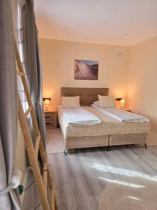 PinosoにあるCasa Rosaのベッド2台とはしごのある寝室 +59枚の写真