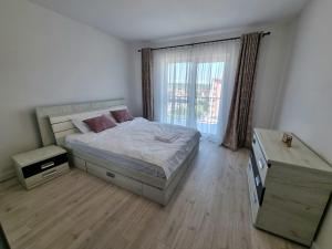 una camera da letto con un letto e una grande finestra di La Matei a Bistriţa
