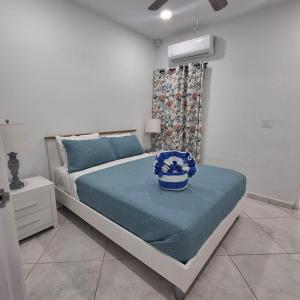 a bedroom with a bed with a bowl on a table at Caribbean Breeze-4 bedroom 4 ensuite bathrooms in Oranjestad +24 photos