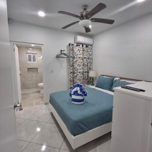 a bedroom with a bed and a ceiling fan at Caribbean Breeze-4 bedroom 4 ensuite bathrooms in Oranjestad