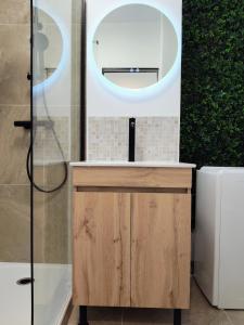 a bathroom with a sink and a mirror at Le Galop Bleu in Cagnes-sur-Mer