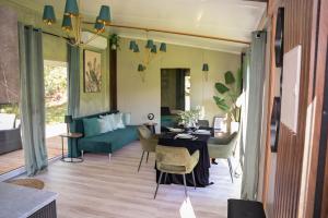 Χώρος καθιστικού στο Forest Resort House +17 φωτογραφίες
