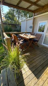 レネッセにあるChalet JT08 in Renesseの木製デッキ(テーブル、椅子付) +4枚の写真