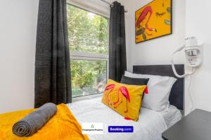 Katil atau katil-katil dalam bilik di Modern 2BDR House By Prospergress Property Short Lets & Serviced Accommodation Coventry With Free Parking, Games and Near University Hospital, Coventry City Centre