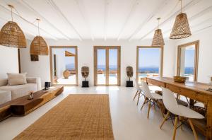 MárpissaにあるSea view - Luxury Pool Villa - Golden Beach, Parosの木製のテーブルと椅子のあるリビングルーム