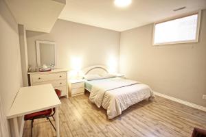 ヴォーンにあるBright Basement & Private Bathroom, free Parkingのベッドと机と窓のある寝室 +4枚の写真