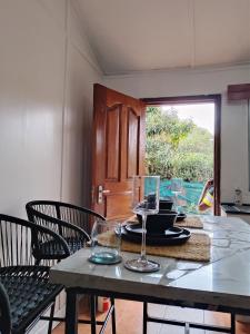 une table avec des verres à vin dessus dans l'établissement Karen Cottage with Private Garden WiFi, à Nairobi
