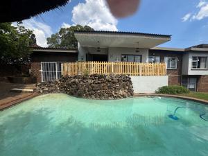 ein großer Swimmingpool vor einem Haus in der Unterkunft At Harmony in Germiston