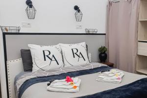 a bed with towels and ryan pillows on it at Rêve D'azur plage de la Nartelle, maison Julia avec Piscine partagée, Parking & Terrasse BBQ, Wifi et Draps Inclus in Sainte-Maxime +28 photos