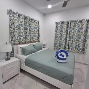 a bedroom with a bed with curtains and a bed sidx sidx sidx sidx at Caribbean Breeze- 4 Bedroom- 4 ensuite bathrooms in Oranjestad +24 photos