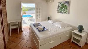 1 dormitorio con 1 cama y vistas a la piscina en Ti Paradi, villa 12 pers, 2 piscines, vue golf mer, en Les Trois-Îlets 36 fotos más