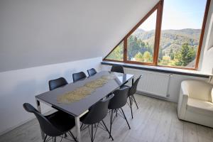 Khu vực ghế ngồi tại Mountain Apartments SuperSki