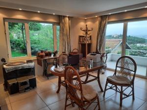 a dining room with a table and chairs and a window at Manzaraada Tepe in Heybeliada