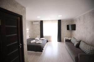 una habitación de hotel con una cama y un sofá en Kyiv, en Skhidnytsya