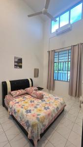 une chambre avec un lit dans une pièce dans l'établissement Tuaran Minimalist Style Fantasy Home, à Tuaran 14 autres photos