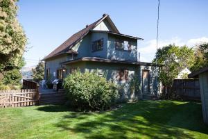 una casa azul con una valla y un patio en Heartbreak 30 day minimum, en Hood River
