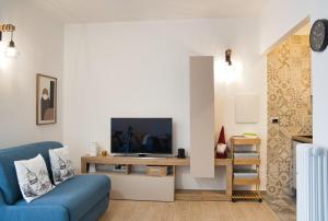 MoggioLa Terrazza di Aurora的客厅里有一张蓝色沙发和一台电视