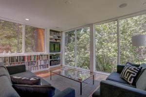 sala de estar con 2 sofás y mesa de cristal en Neal Creek Retreat, en Mount Hood