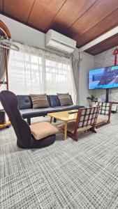 千葉市にあるYAHouseのテーブルと椅子とテレビのあるリビングルーム