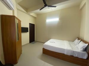 Giường trong phòng chung tại Collection O Trivandrum Airport