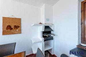 een kamer met een witte muur met planken bij 2 BR Beach and Pool By Better Bookings in Arroyo de la Miel