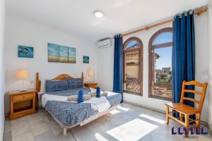 een slaapkamer met een bed en een groot raam bij 2 BR Beach and Pool By Better Bookings in Arroyo de la Miel