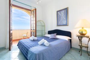 ein Schlafzimmer mit einem Bett mit Handtüchern darauf in der Unterkunft Hostdomus-Villa Verde in Noli + 35 Fotos