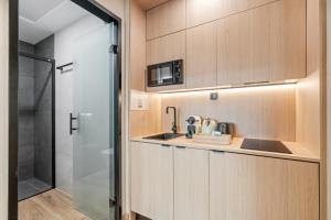 a small kitchen with a sink and a shower at Dobo Madrid Ricardos in Madrid