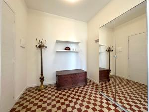 Habitación con puerta de cristal y suelo a cuadros en Ca' D'Agostino, en Battaglia Terme 29 fotos más