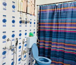 Ένα μπάνιο στο The YelloMello House 1BHK fast Wi-Fi AC Pet-Friendly Cosy Cottage +13 φωτογραφίες