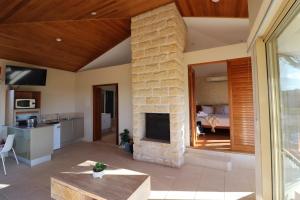 una gran sala de estar con chimenea de piedra. en Summergrove Estate, en Carool