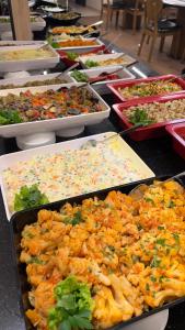 een buffet met verschillende soorten eten op dienbladen bij Kaf Mount Erciyes in Hacılar +4 foto's