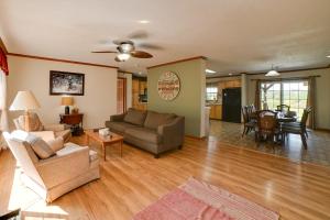 una sala de estar con un sofá y una mesa en Spacious Getaway 5 Mins to Garden of the Gods, en Karbers Ridge