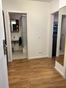 an empty room with a bathroom with a wooden floor at City Quartier 4 Traumlage Augsburg Zentrum in Augsburg