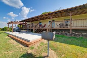 Casa con terraza y patio en Spacious Getaway 5 Mins to Garden of the Gods, en Karbers Ridge