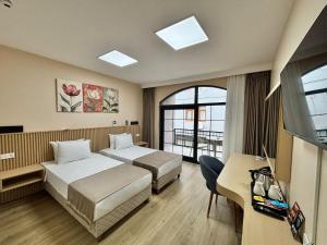 Tek Hotel Mürefte في Şarköy: غرفة فندقية بسريرين وتلفزيون +21 صورة