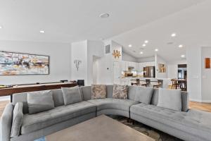 a living room with a couch and a kitchen at The Deserts Best Kept Secret by Navigate Stays in Desert Groves Mobile Home Park