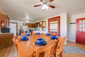 Η κουζίνα ή μικρή κουζίνα στο 60-Acre Retreat 5 Mins to Garden of the Gods