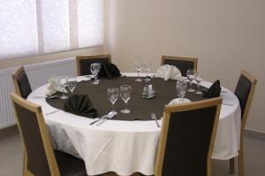 una mesa con copas de vino y servilletas. en Rooms Virovitica en Virovitica