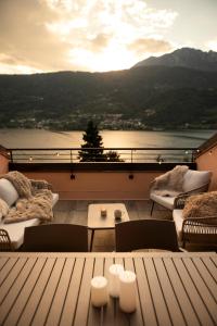 balcón con vistas al lago y a las montañas en Lake View Apt - Only 15 min to Trento, en Vignola