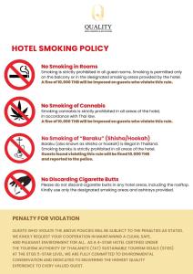 un cartello per la politica antifumo di un hotel di Quality Beach Resorts and Spa Patong a Patong Beach