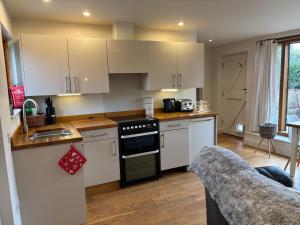 Η κουζίνα ή μικρή κουζίνα στο Gosfield Cartlodge Retreat