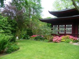 einen Garten vor einem Gebäude mit Blumen in der Unterkunft Ferienwohnung Rheinaue in Köln